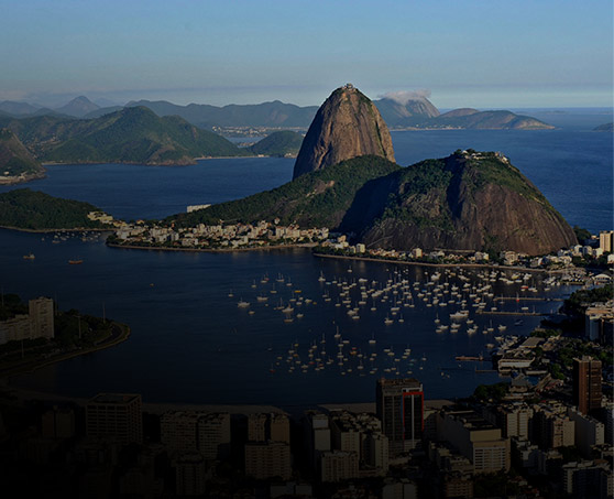Paisagem do Rio de Janeiro, com montanhas e mar